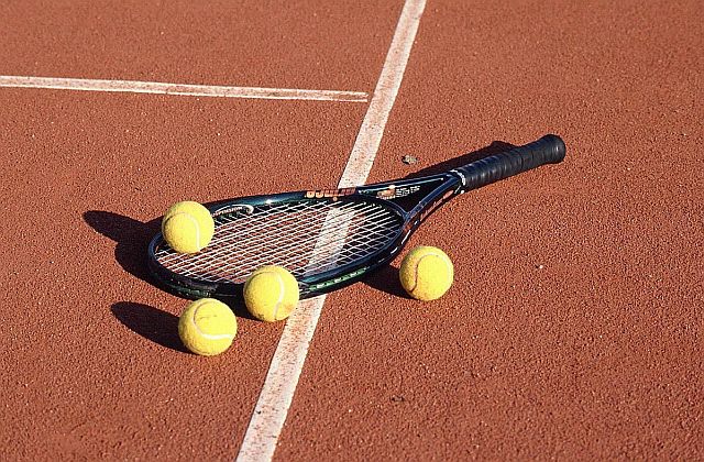 Raqueta, bolas y bolsa de tenis